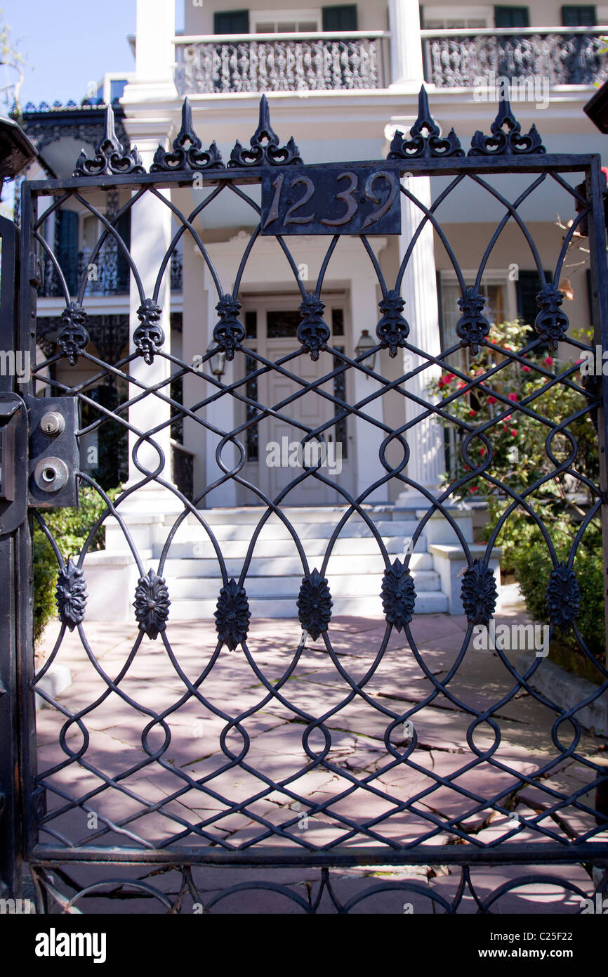 Vista dettagliata del cancello anteriore per Brevard-Rice House, ex casa di Anne Rice nel Garden District di New Orleans Foto Stock