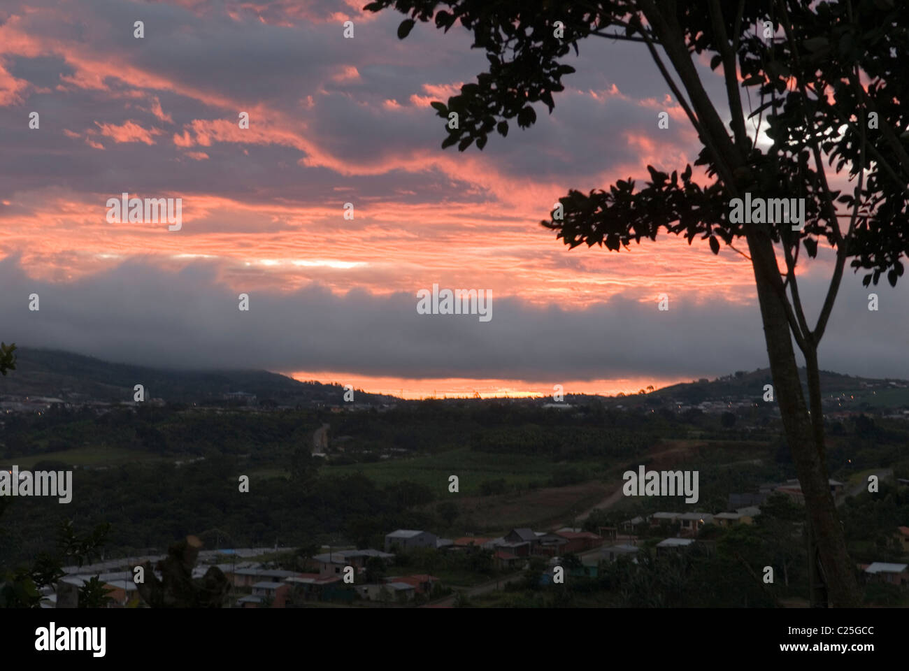 Tramonto su San Ramon, Costa Rica Foto Stock