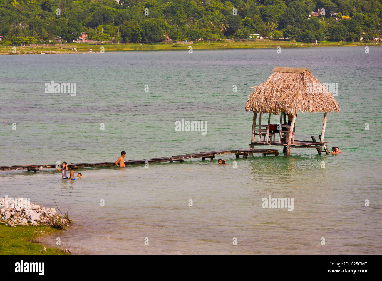 REMATE, GUATEMALA - Nuoto dock sul lago Peten Itza. Foto Stock