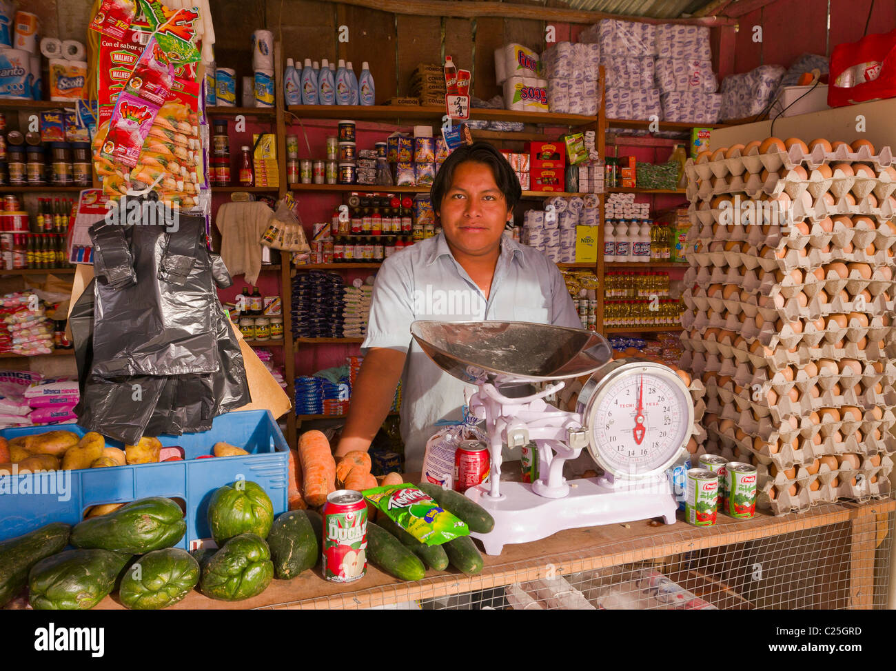 REMATE, Peten, GUATEMALA - Independent negoziante nel suo negozio. Foto Stock