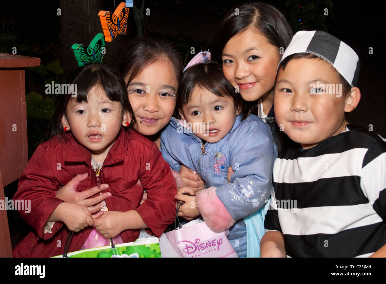 Famiglia asiatica fuori per una serata di Halloween di trucco o trattare. St Paul Minnesota MN USA Foto Stock