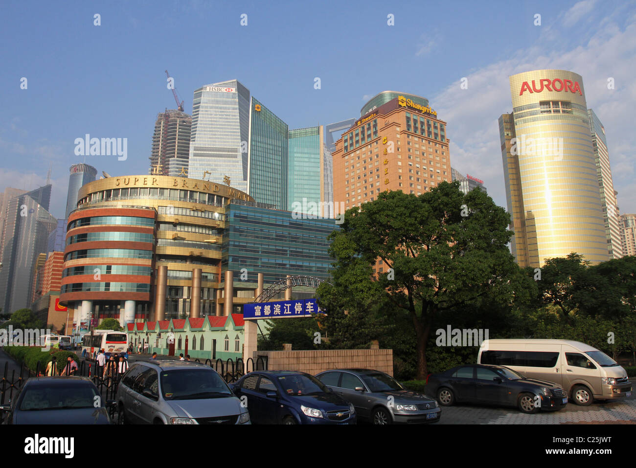 Street View. Il Pudong, Shanghai, Cina. Super Brand Mall, HSBC, Shangri-La, Aurora, edifici visibili. Foto Stock