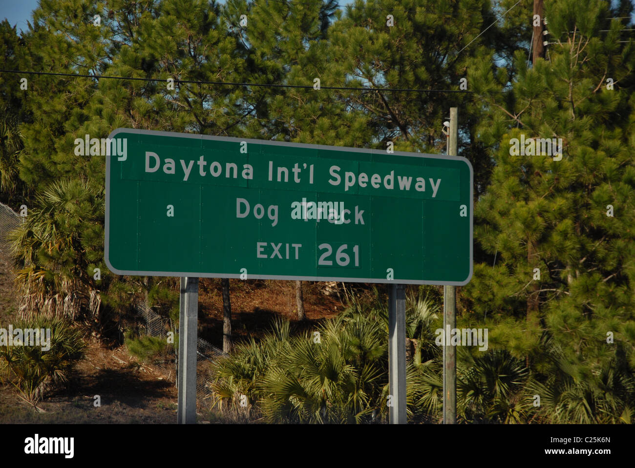 Un segno accoglie persone al Daytona International Speedway di Daytona Beach, Florida. Foto Stock