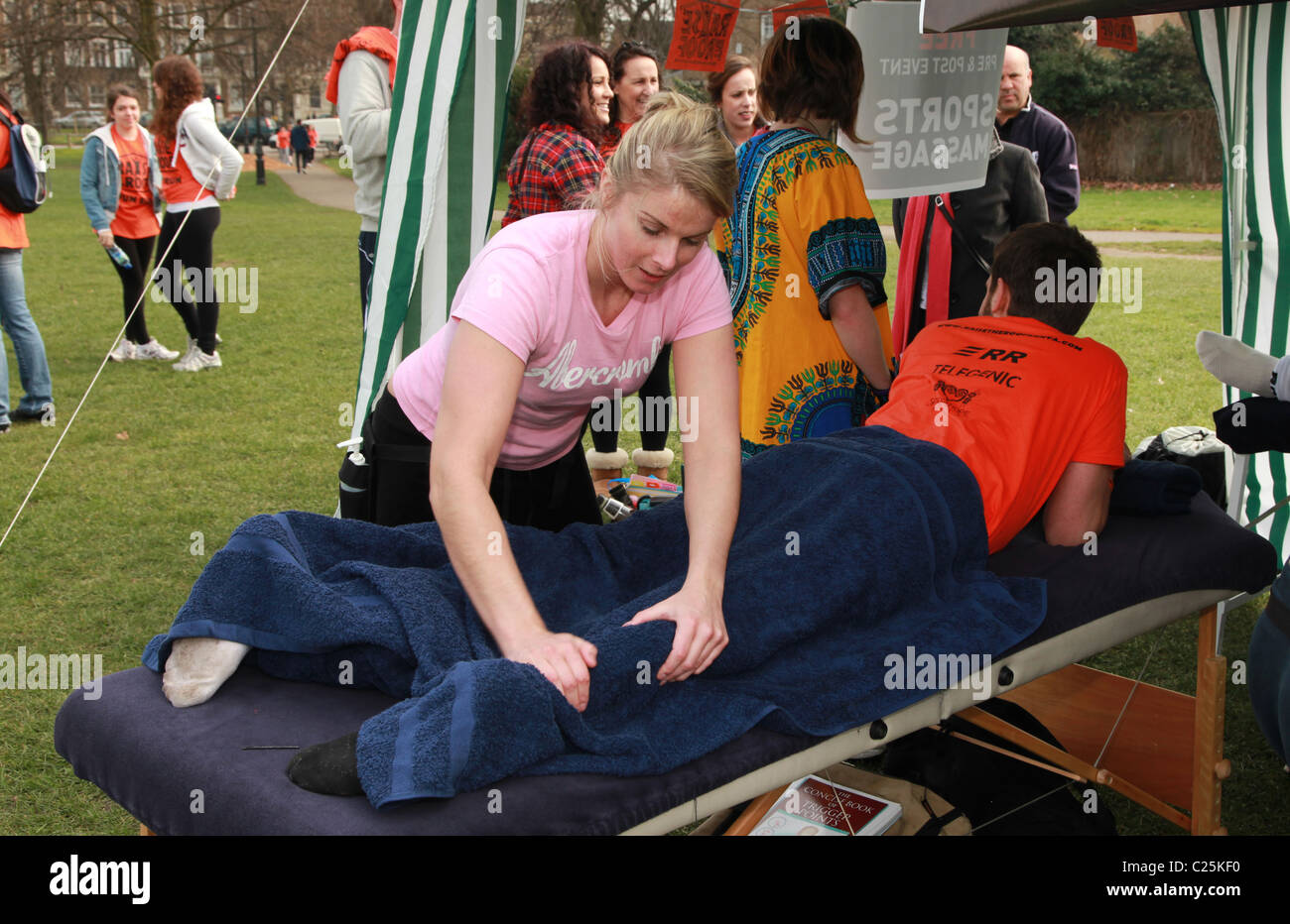 Massaggio sportivo per carità guide di divertimento Foto Stock