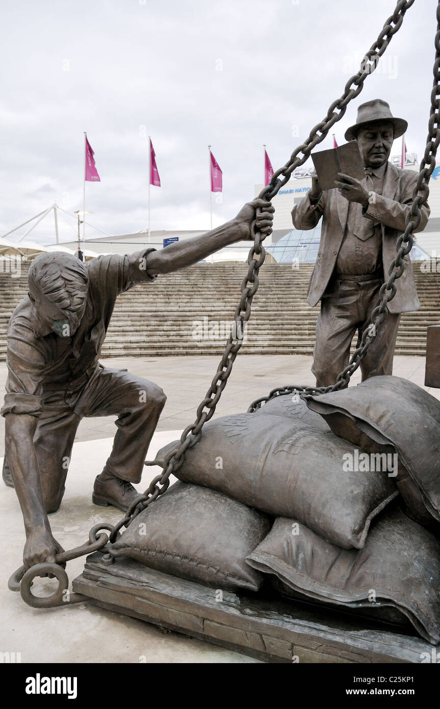 Sbarcato scultura di Les Johnson al di fuori centro espositivo ExCel Royal Victoria Dock, a est di Londra Foto Stock