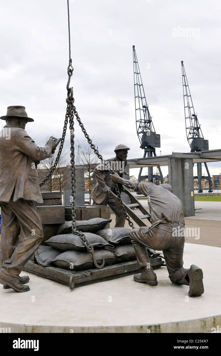 Sbarcato scultura di Les Johnson al di fuori centro espositivo ExCel Royal Victoria Dock, a est di Londra Foto Stock