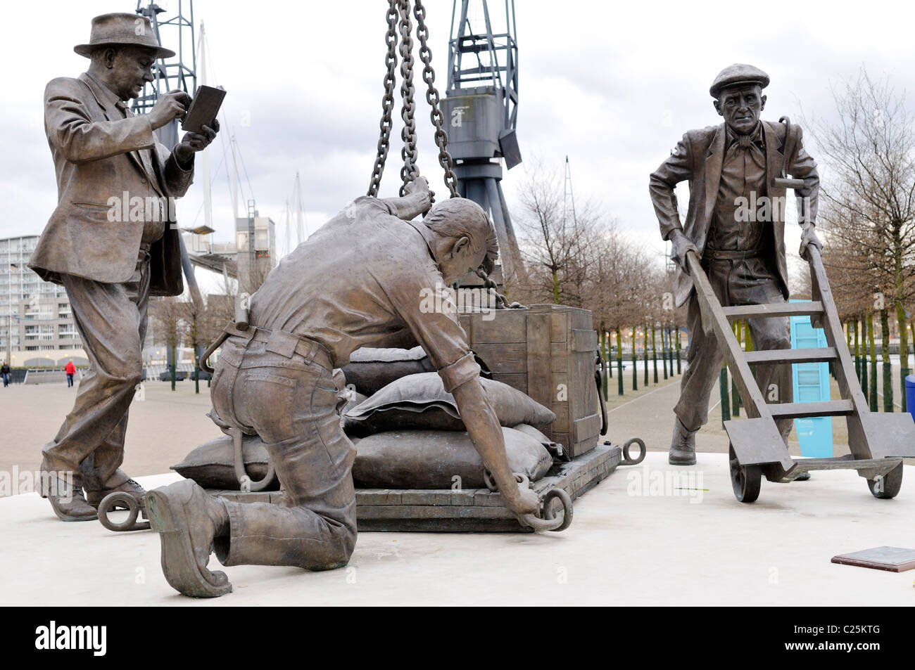 Sbarcato scultura di Les Johnson al di fuori centro espositivo ExCel Royal Victoria Dock, a est di Londra Foto Stock