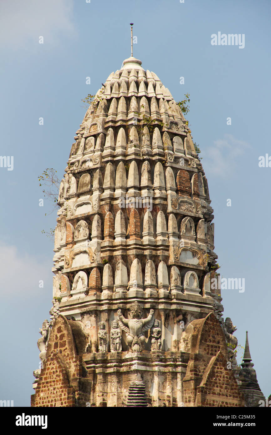 Garuda statue scolpite nel grande Chedi del Wat Phra Ram, parte del Patrimonio mondiale dell UNESCO a Ayutthaya, Thailandia Foto Stock