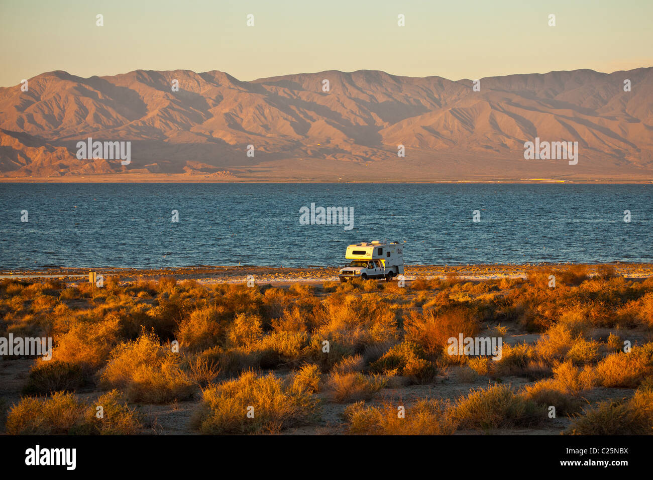 Camper lungo la costa del Salton Sea Imperial Valley, CA. Foto Stock