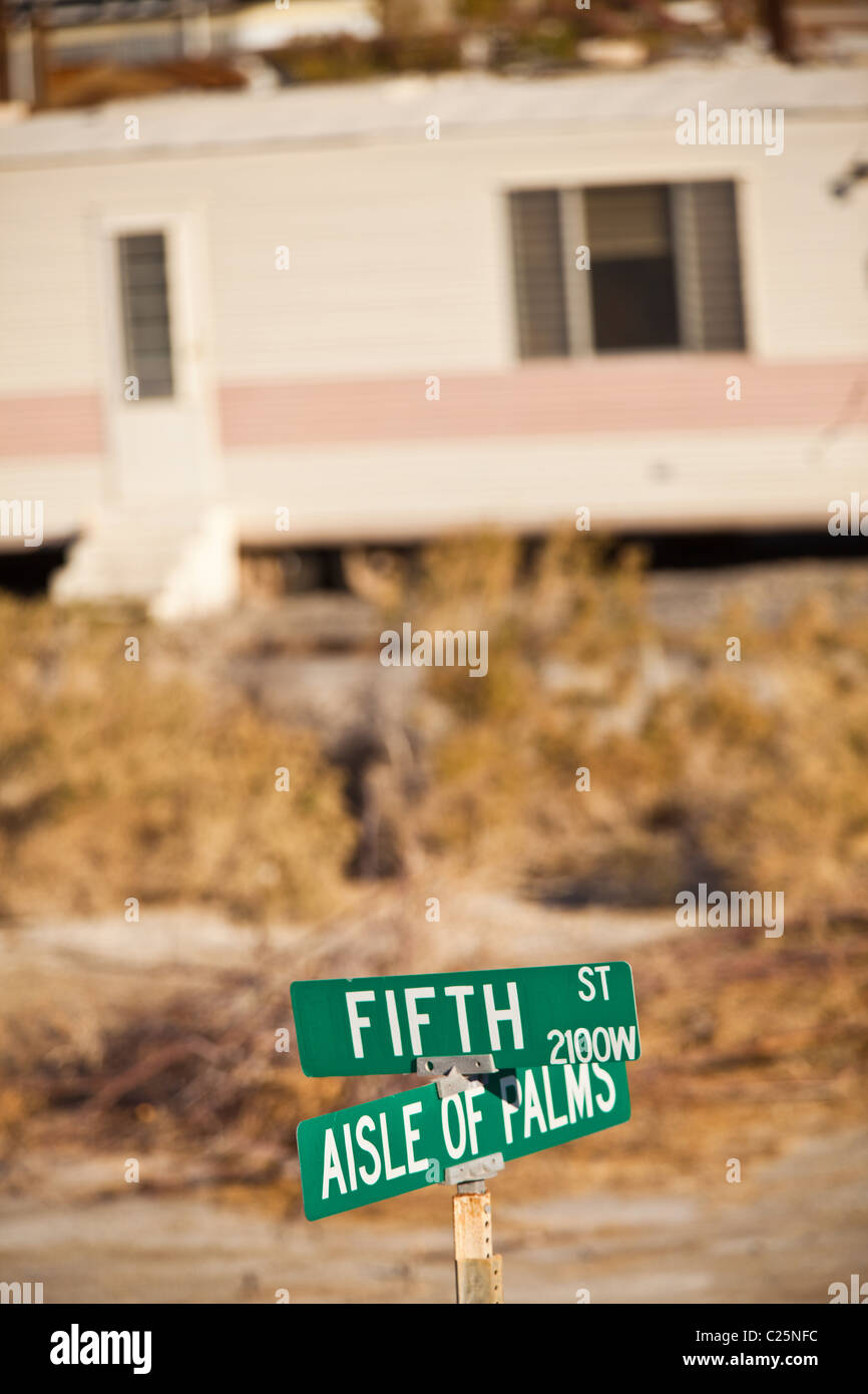 Resti di un rimorchio home sale lungo la costa del Salton Sea a sunrise Imperial Valley, CA. Foto Stock