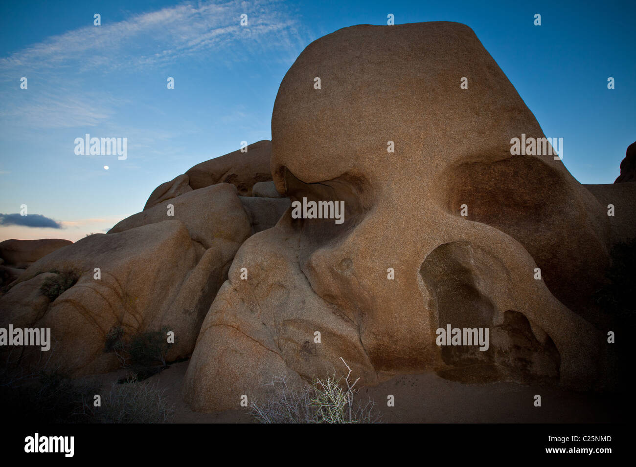 Cranio Rock al crepuscolo a Joshua Tree National Park, ventinove Palms, CA. Foto Stock