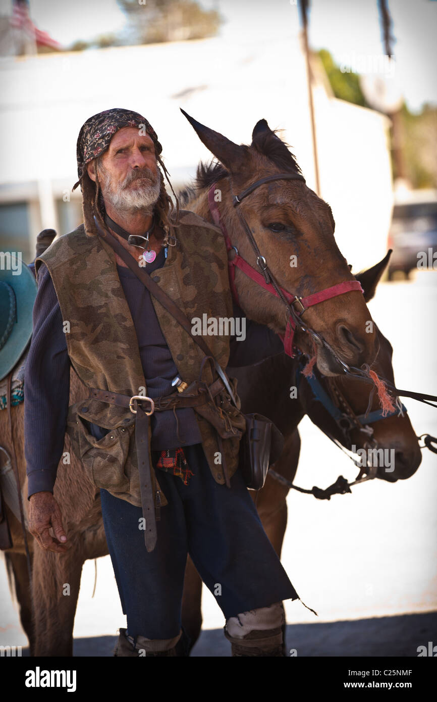 Un Slabber, uno dei residenti di eccentrico di bramma in città nel deserto fuori Niland, CA. Foto Stock