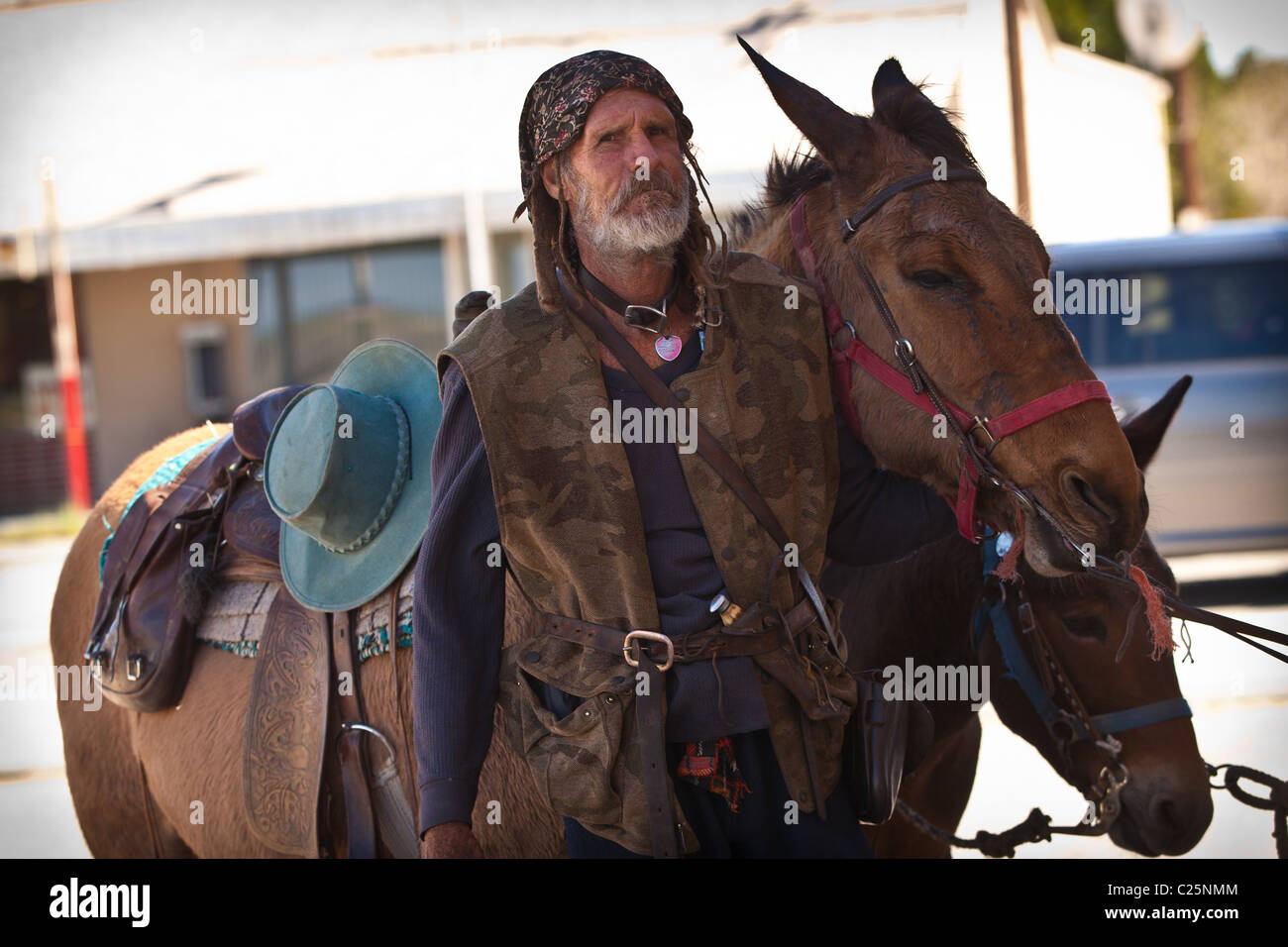 Un Slabber, uno dei residenti di eccentrico di bramma in città nel deserto fuori Niland, CA. Foto Stock