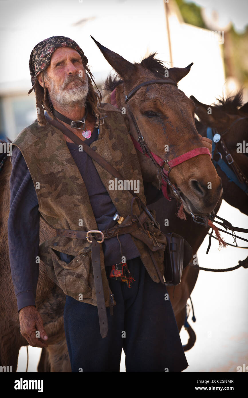 Un Slabber, uno dei residenti di eccentrico di bramma in città nel deserto fuori Niland, CA. Foto Stock
