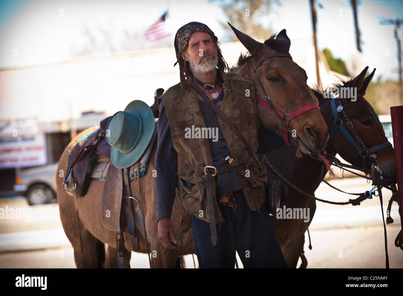 Un Slabber, uno dei residenti di eccentrico di bramma in città nel deserto fuori Niland, CA. Foto Stock