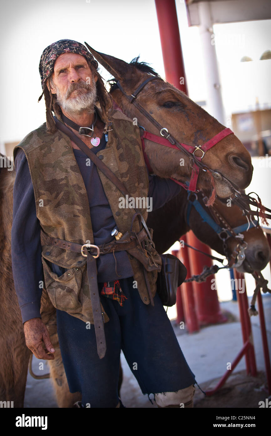 Un Slabber, uno dei residenti di eccentrico di bramma in città nel deserto fuori Niland, CA. Foto Stock