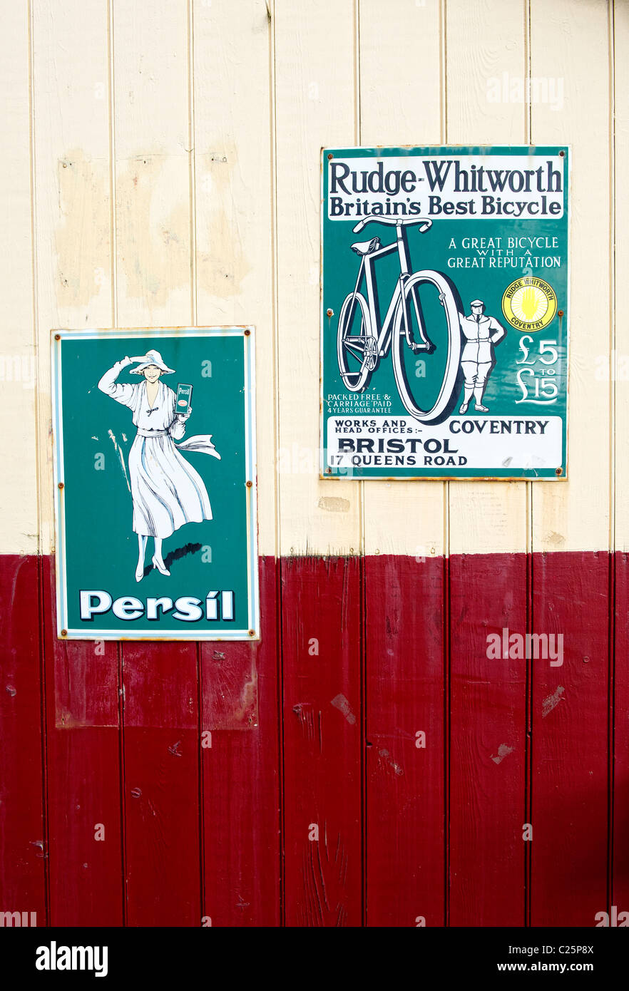 Vecchi cartelli pubblicitari a Ramsbottom station vicino a Bury, Lancashire Foto Stock