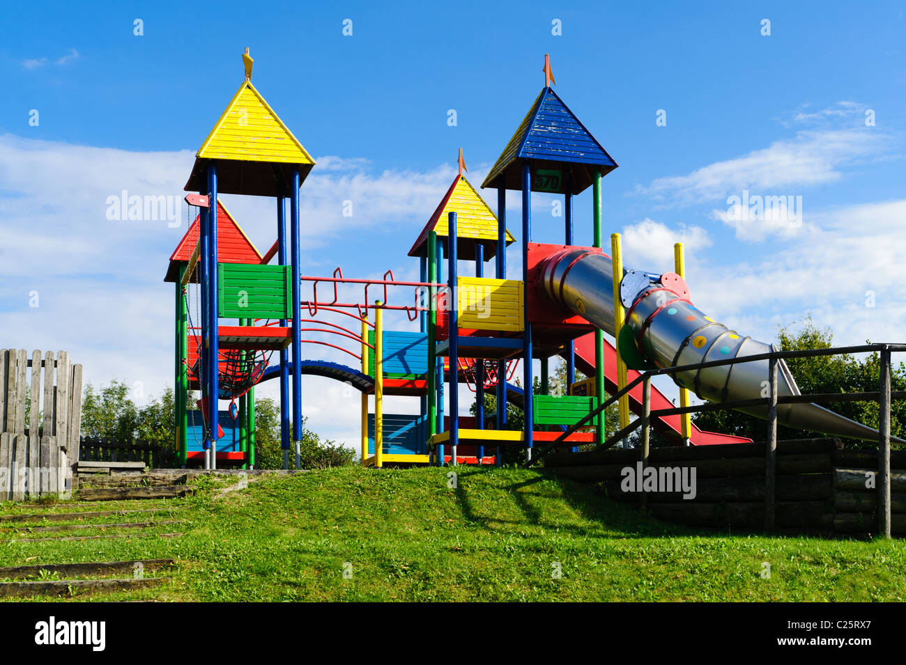 Vuoto colorato parco giochi esterno con grande slitta Foto Stock