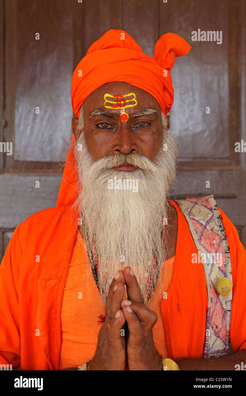 Ritratto di un Indù uomo santo, vestire abiti tradizionali, India Foto Stock