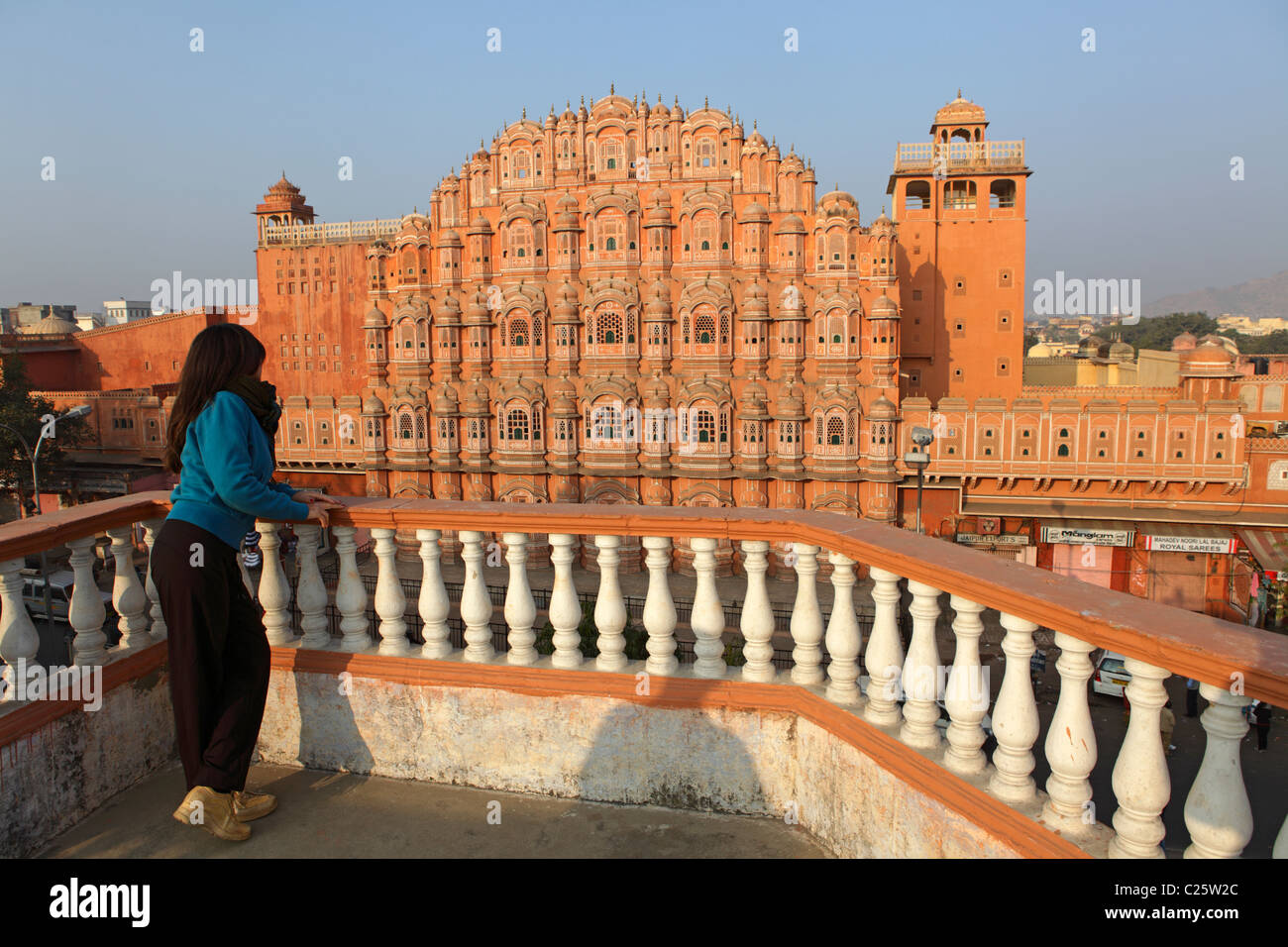 Vista frontale del Hawa Mahal, sa anche come il palazzo dei venti, Jaipur, India Foto Stock