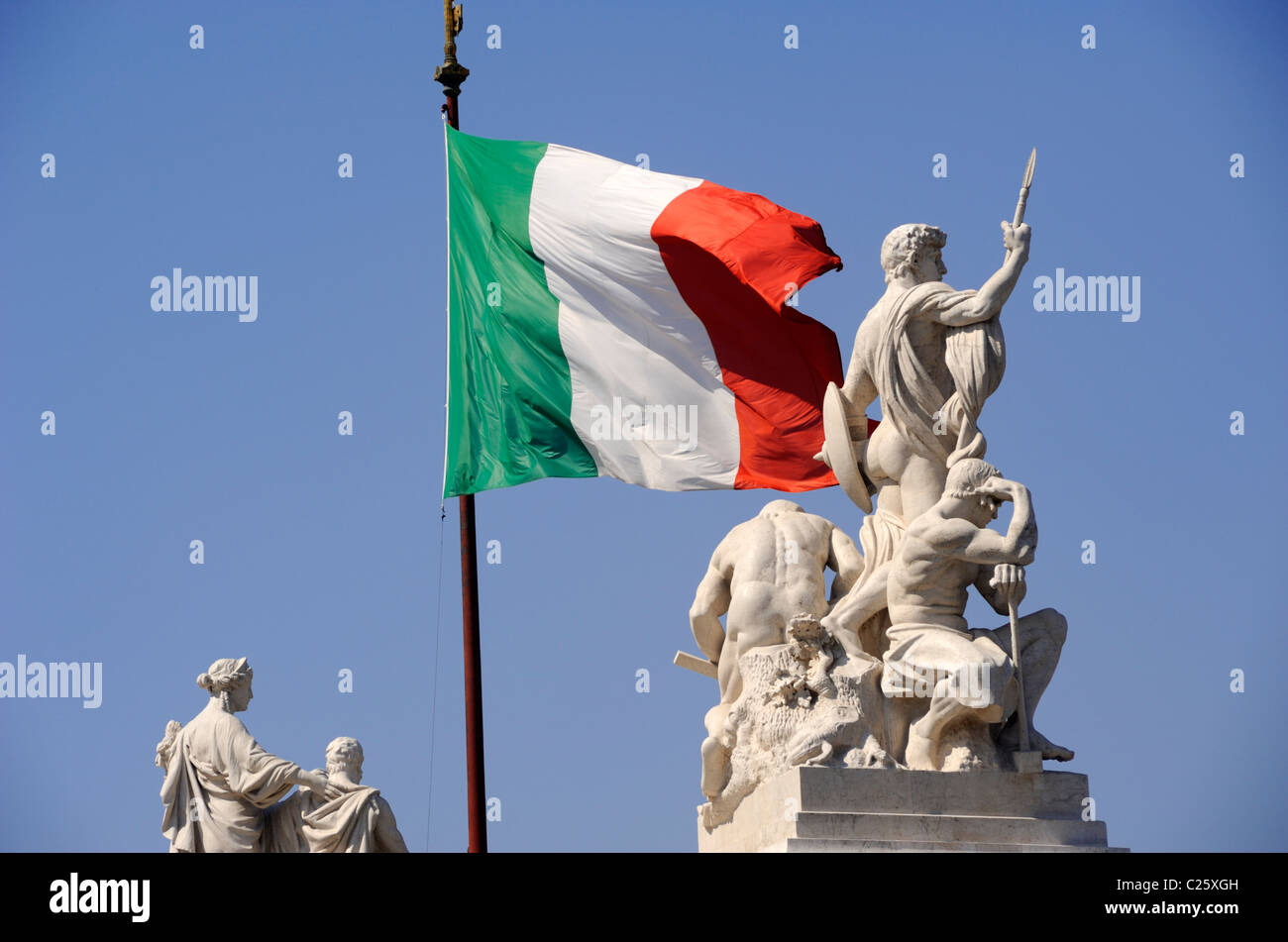 Italia, Roma, Piazza Venezia, Vittoriano, statue e bandiera italiana Foto Stock