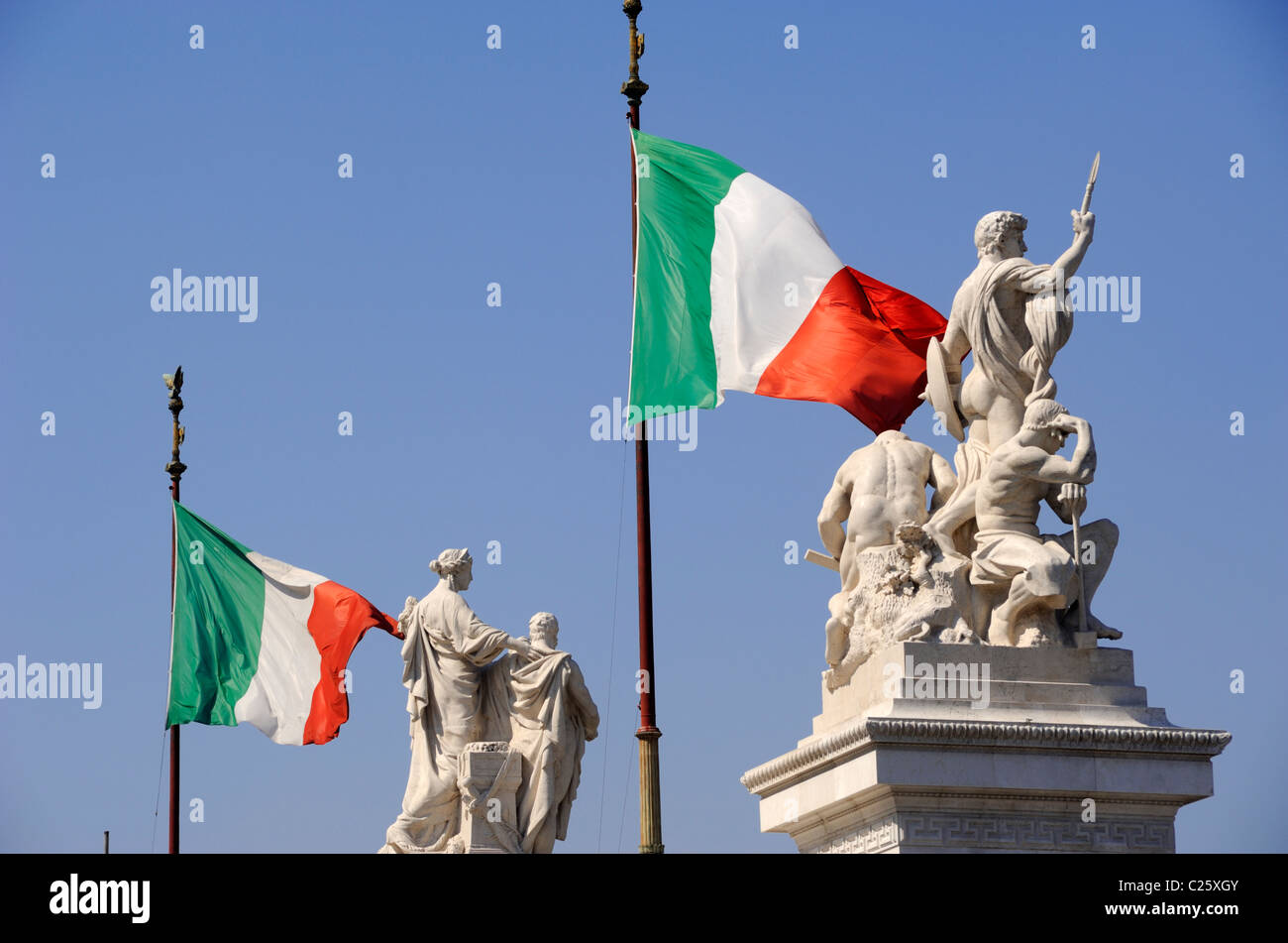Italia, Roma, Piazza Venezia, Vittoriano, statue e bandiere italiane Foto Stock