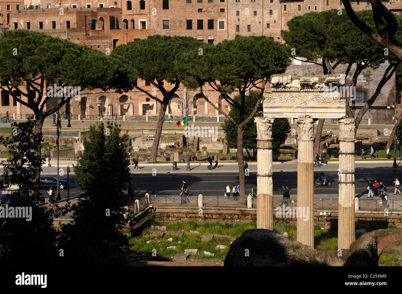 Italia, Roma, via dei fori Imperiali, via dei fori Imperiali e foro di Cesare, Tempio di Venere Genitrice Foto Stock