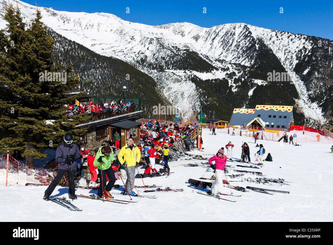 Gli sciatori davanti a un ristorante di montagna a Comallempla, Arinsal, Vallnord Ski Area, Andorra Foto Stock