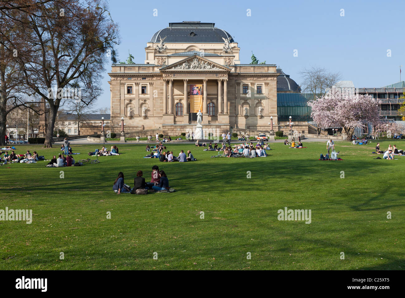 Il Land Hessen Teatro di Stato di Wiesbaden su una soleggiata giornata di primavera dal parco più 'caldo Damm" Foto Stock
