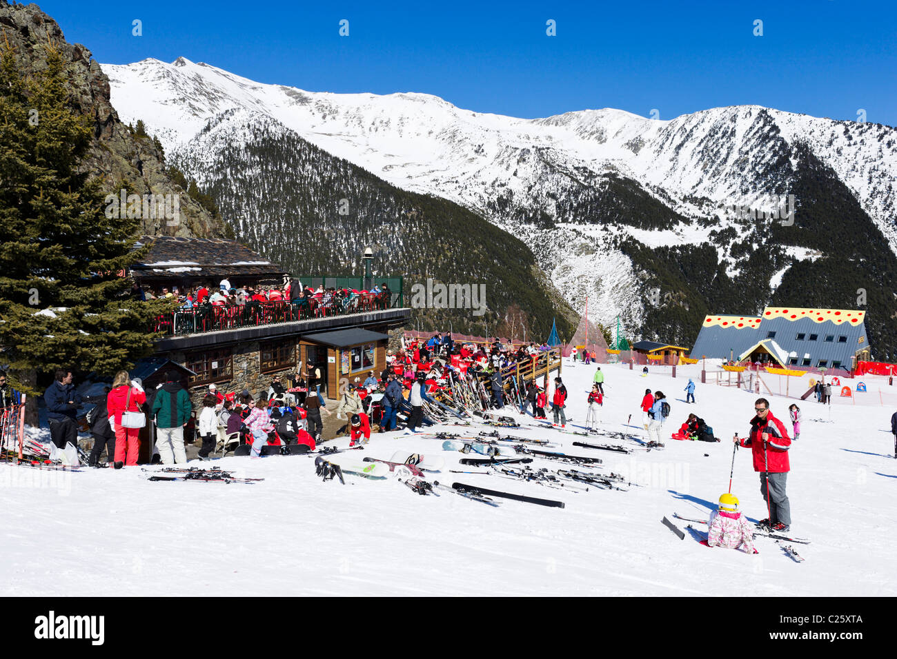 Gli sciatori davanti a un ristorante di montagna a Comallempla, Arinsal, Vallnord Ski Area, Andorra Foto Stock
