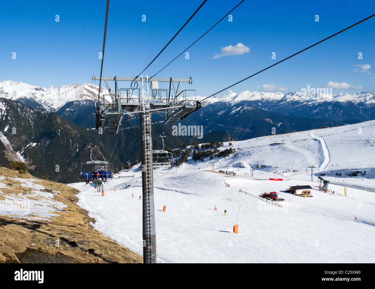 Alta velocità 6 uomo seggiovia a Comallempla, Arinsal, Vallnord Ski Area, Andorra Foto Stock