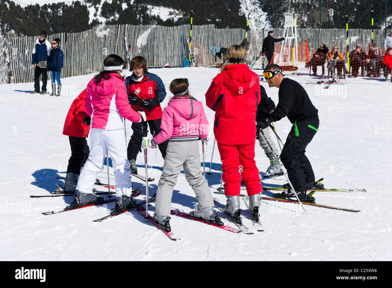Scuola di sci su piste baby a Comallempla, Arinsal, Vallnord Ski Area, Andorra Foto Stock