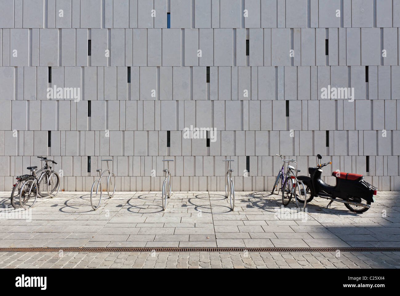 Bike sorge accanto al Landtag (Hesse Parlamento di Stato) di Wiesbaden. Foto Stock