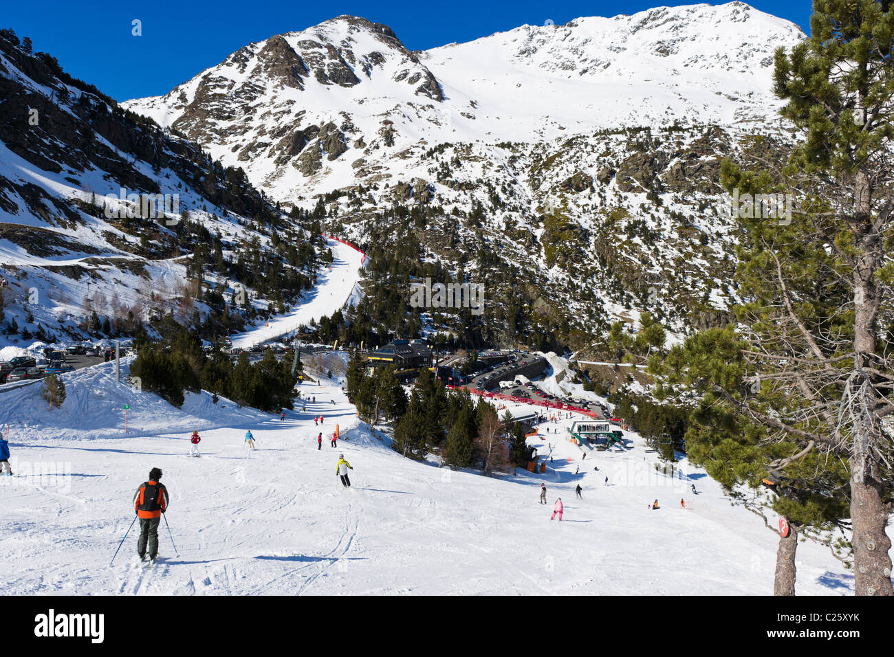 Vista dalle piste di discesa di Arcalis, Vallnord Ski Area, Andorra Foto Stock