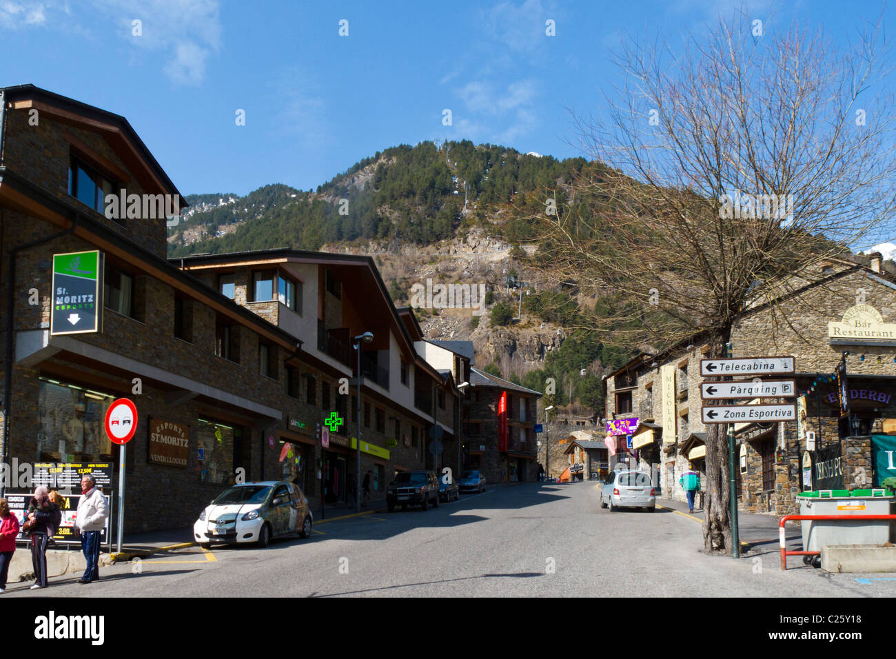 Strada principale nel centro del villaggio di Arinsal, Vallnord Ski Area, Andorra Foto Stock