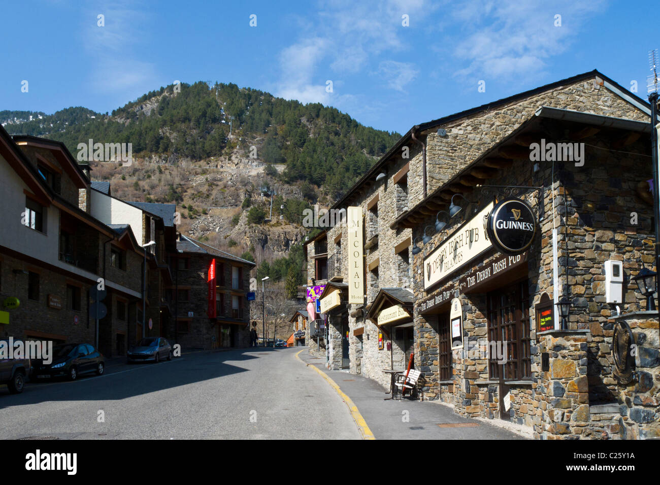 Strada principale nel centro del villaggio di Arinsal, Vallnord Ski Area, Andorra Foto Stock