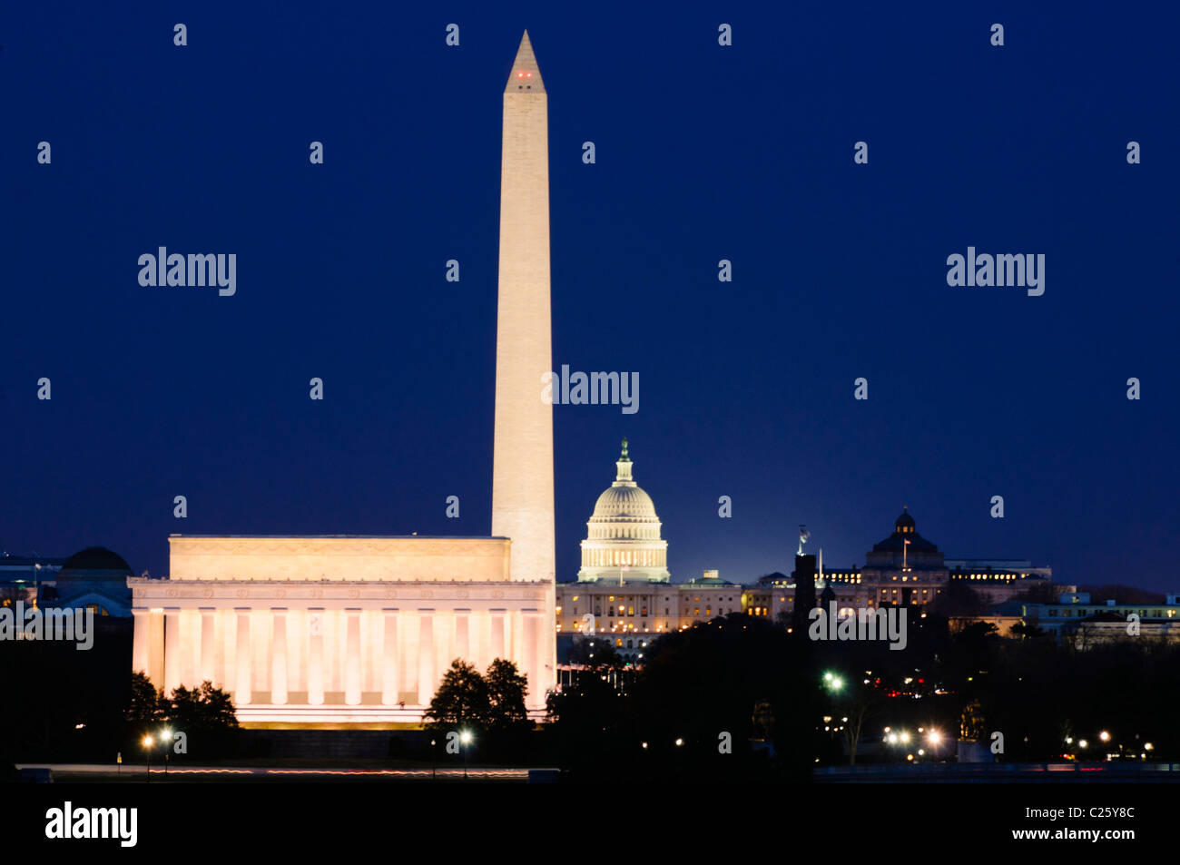 WASHINGTON DC, Stati Uniti: Una vista panoramica del National Mall di Washington DC mostra monumenti iconici da sinistra a destra: Il Lincoln Memorial, il Washington Monument e il Campidoglio degli Stati Uniti. Questo tratto di 2,3 km di storia e democrazia americana è compresso da un teleobiettivo, come si vede dal vicino Iwo Jima Memorial di Arlington, Virginia, che guarda a est attraverso il fiume Potomac. Foto Stock