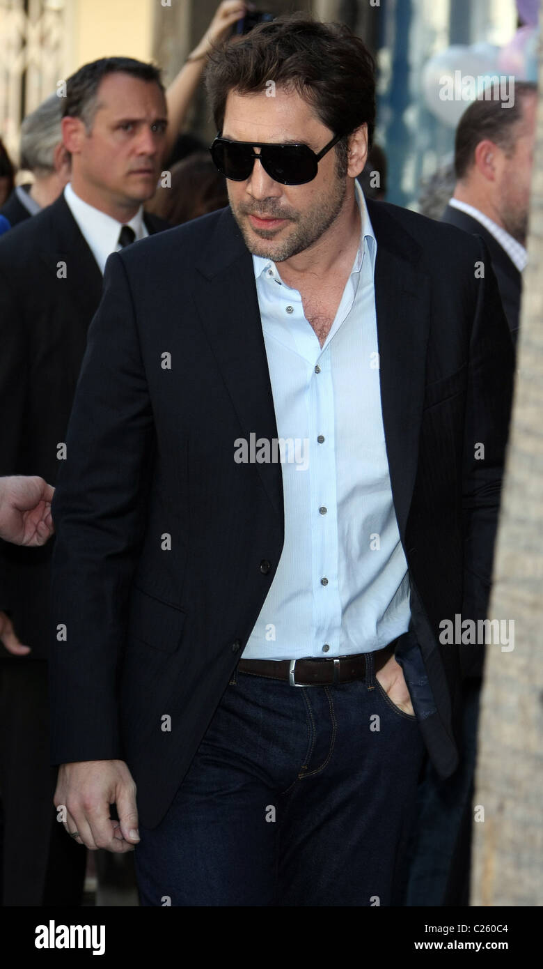 JAVIER BARDEM Penelope Cruz riceve una stella sulla Hollywood Walk of Fame HOLLYWOOD Los Angeles California USA 01 Aprile 2011 Foto Stock