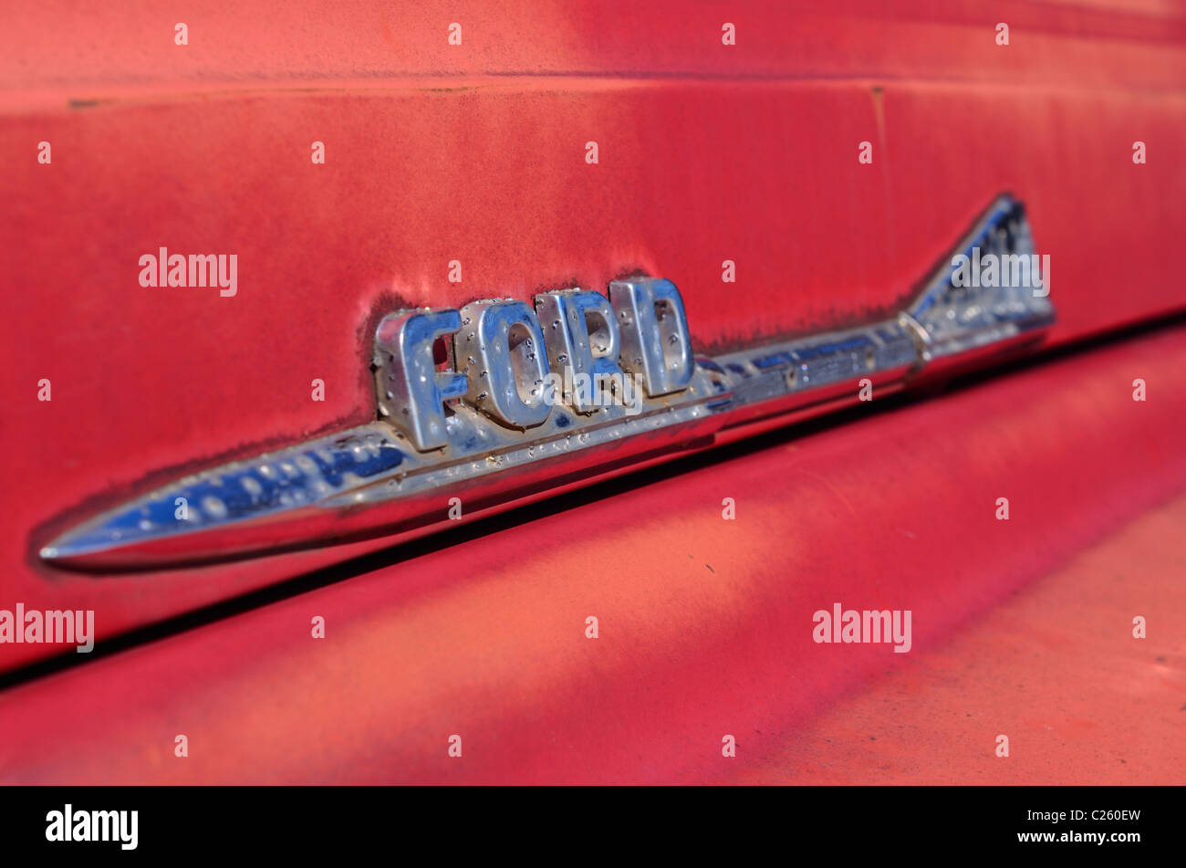 Corroso ford jet ornamento del cofano su un rosso junkyard carrello Foto Stock