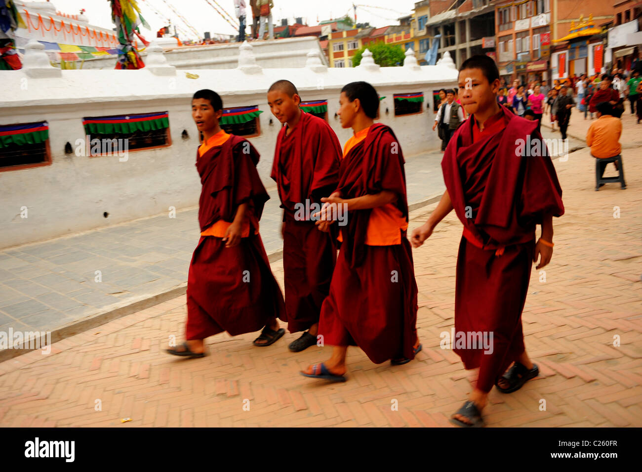 Monaci Tibetani su un pellegrinaggio al tempio di Boudhanath e stupa, Kathmandu, Nepal Foto Stock