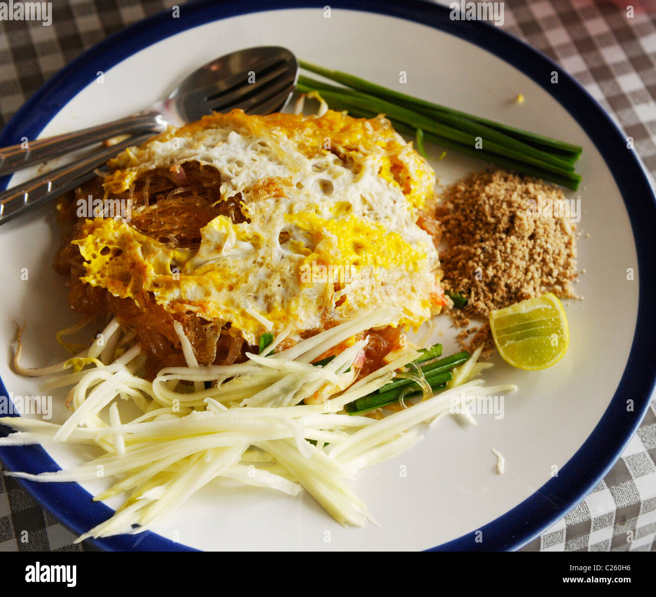 Vermicelli noodle ( Mung bean tagliatelle) con uovo fritto , thai street food, bangkok, Thailandia Foto Stock