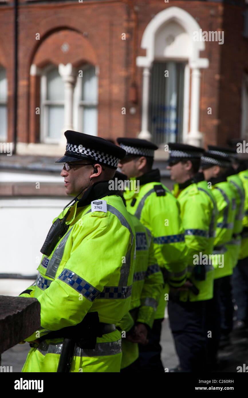 Fila di Polizia presso la difesa inglese League dimostrazione e musulmani contro il razzismo Rally, Blackburn, Aprile 2011 Foto Stock