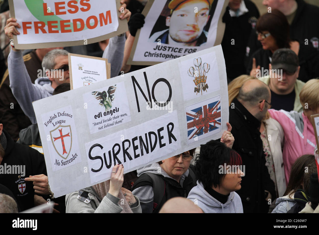 No Surrrender intestazioni in Inglese Lega difesa dimostrazione e musulmani contro il razzismo Rally, Blackburn, aprile, 2011 l'Inglese Lega di difesa (EDL) è una lunga strada di destra movimento di protesta che si concentra in opposizione a quello che ritiene di essere una diffusione di islamismo e la Sharia nel Regno Unito. Esso descrive se stessa come un anti-razzista e l organizzazione per i diritti umani. Foto Stock