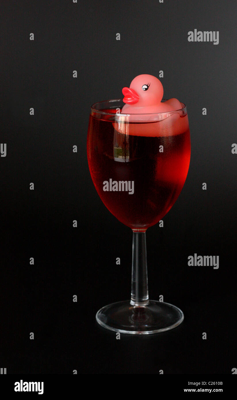 Rubber Duck nel bicchiere di vino rosato Foto Stock