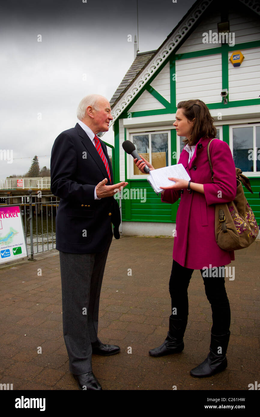 Sir Menzies (Ming) Campbell MP liberale intervistata per BBC radio durante il 2010 campagna elettorale Foto Stock