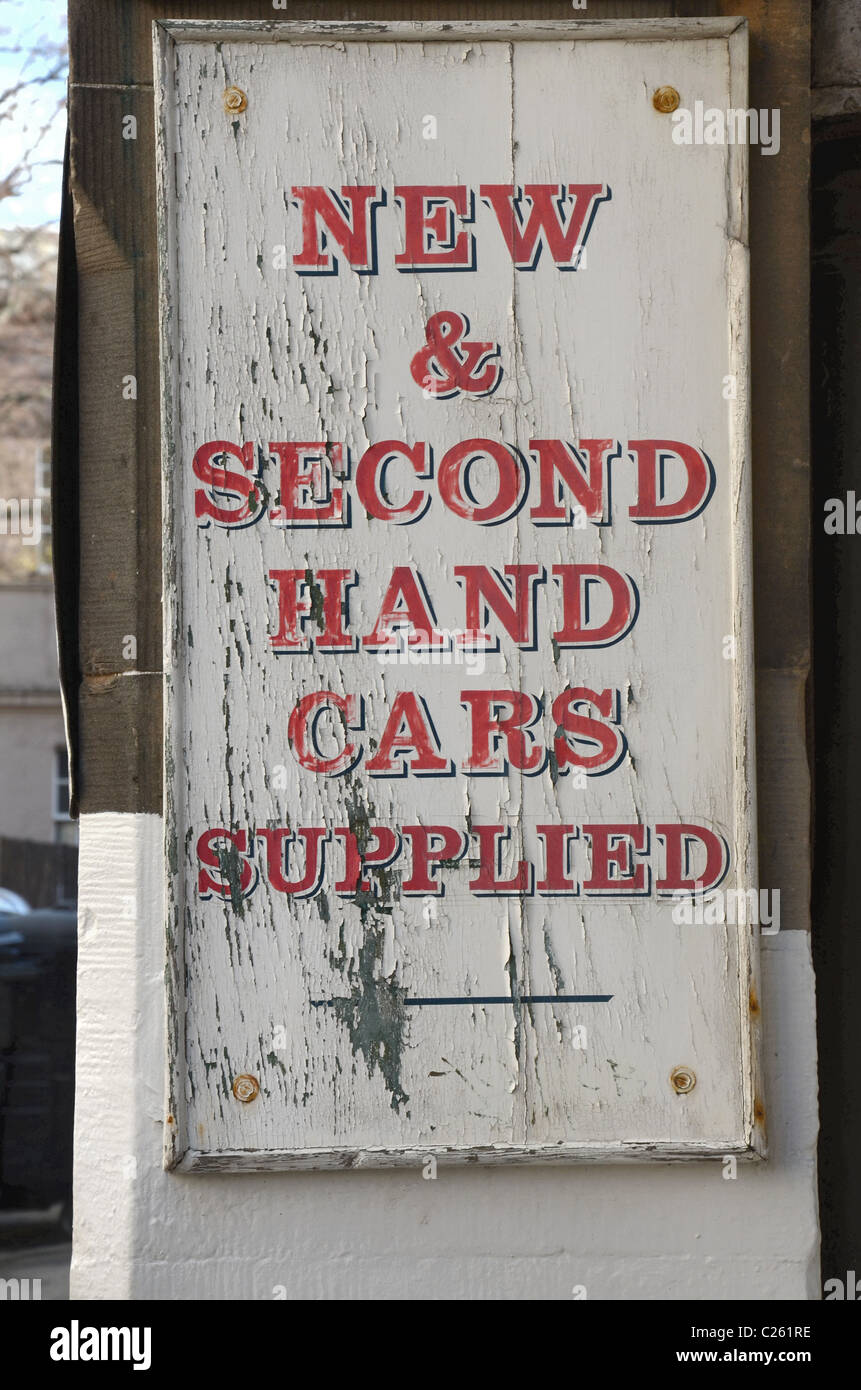 Meteo battuto pubblicità segno di autoveicoli nuovi e usati Foto Stock