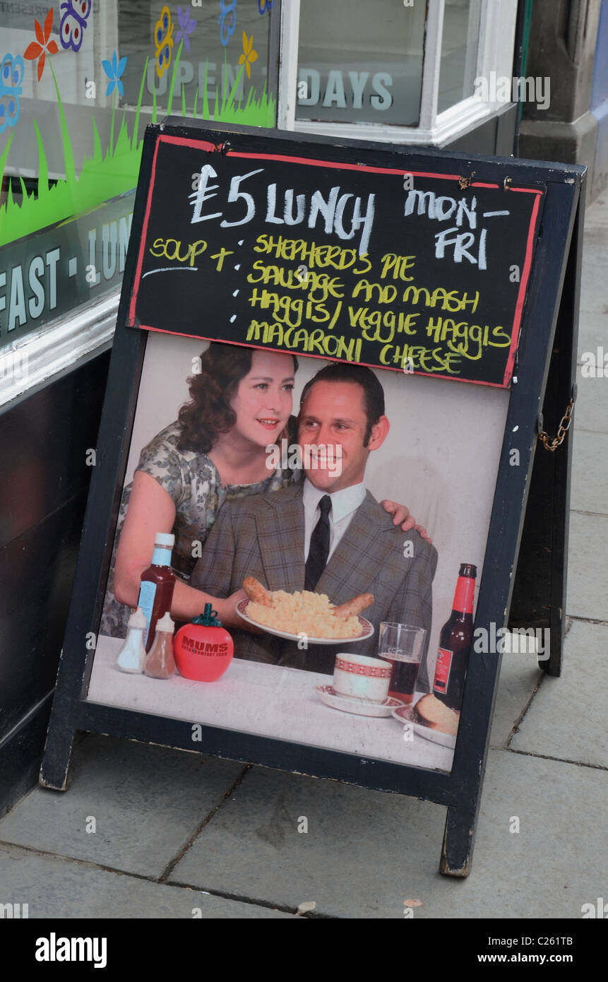 In stile retrò firmare al di fuori di un ristorante di Edimburgo la pubblicità dei loro £5 Pranzo Foto Stock