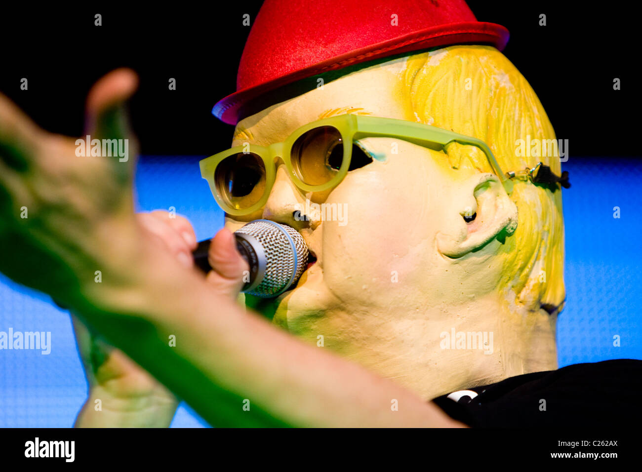 Rock Band carattere DEVO Booji Boy performing live in concert. Foto Stock