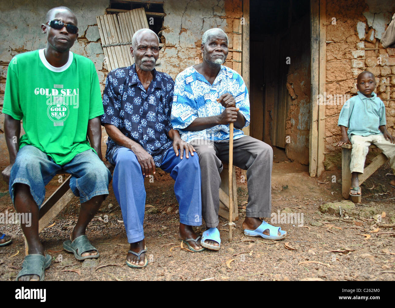 Gli anziani del villaggio dalla Liberia in Nicla Refugee Camp vicino a Guiglo, Costa d Avorio, Africa occidentale Foto Stock