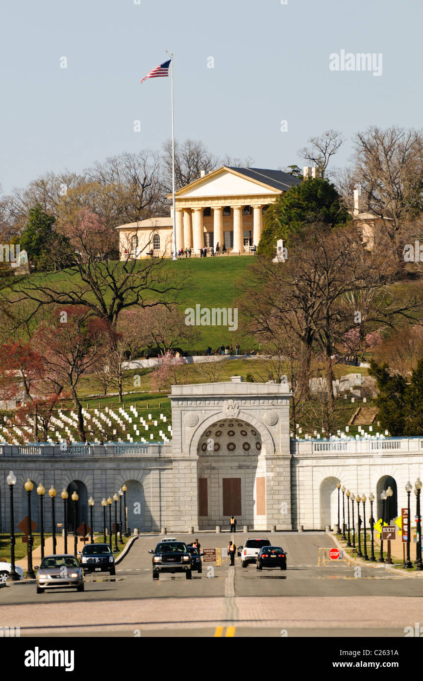 Arlington National Cemetery Arlington House Robert e Lee Memorial Washington DC // ARLINGTON, Virginia - Arlington House, nota anche come Robert E. Lee Memorial sulla cima della collina del cimitero nazionale di Arlington. Il colpo è stato preso dal Memorial Bridge che guarda verso ovest. In primo piano si trova l'ingresso del cimitero con la tomba di John F. Kennedy direttamente dietro di esso. Foto Stock